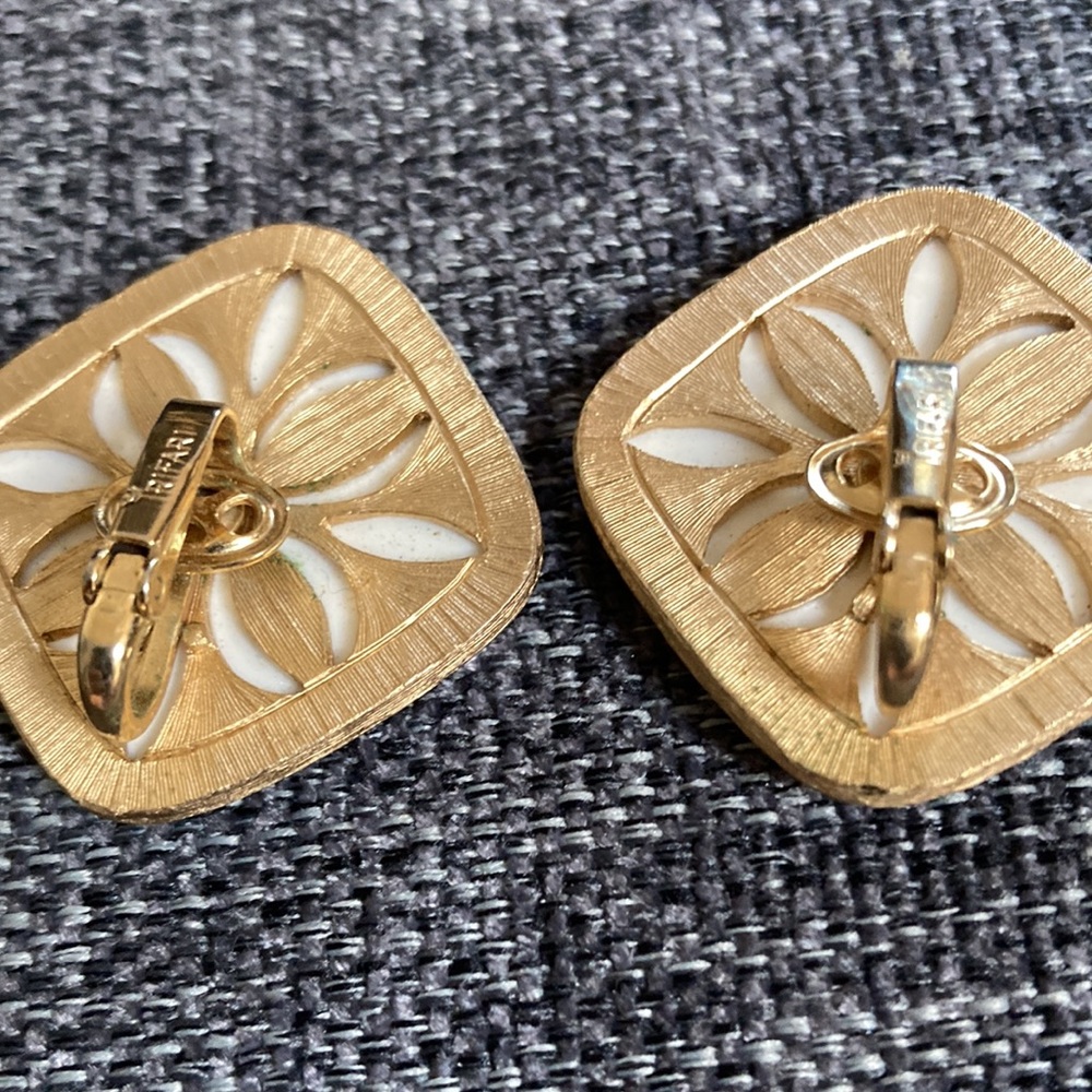 Vintage Trafari Clip Earrings - Picture 5 of 6